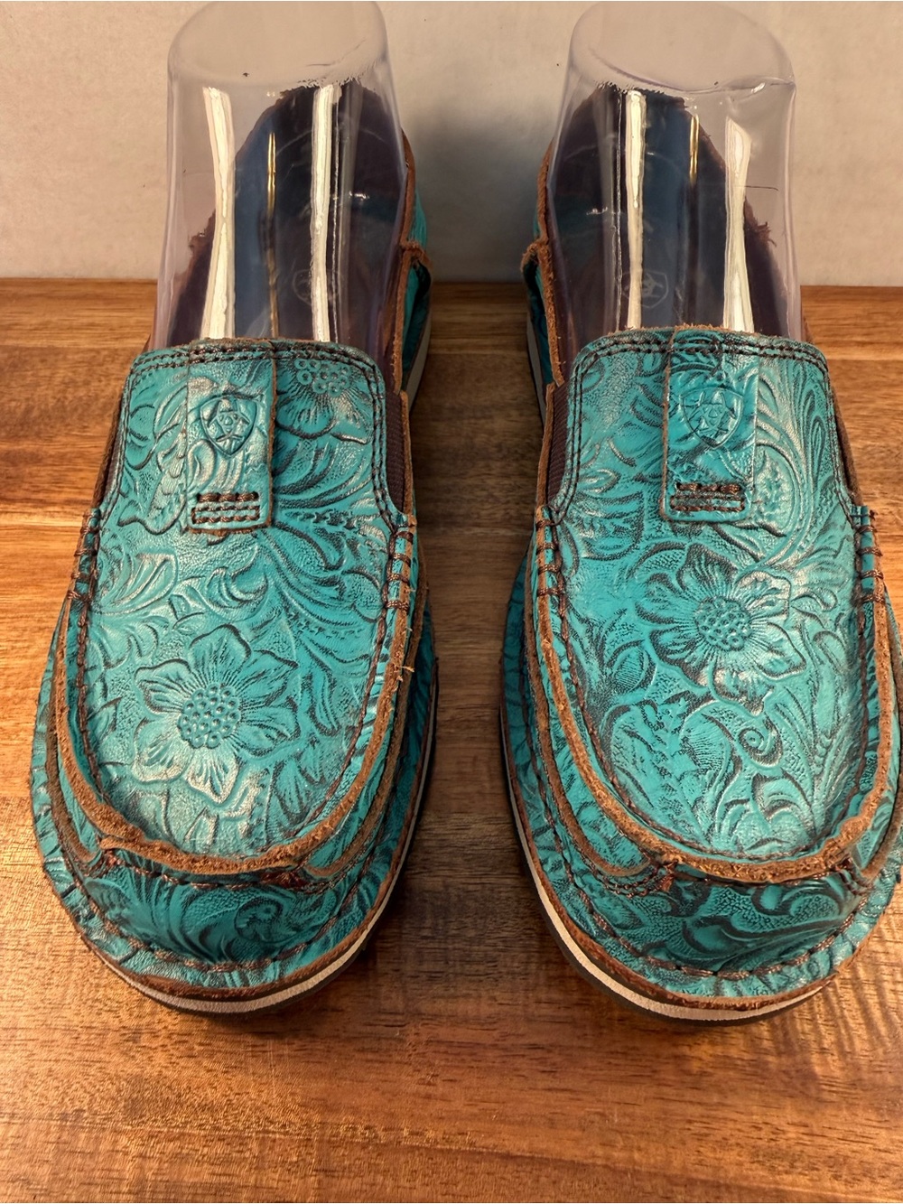 Ariat Brushed Turquoise Embossed Leather Floral Cruiser Slip-on Shoes Sz 7 NWOT - Picture 2 of 11